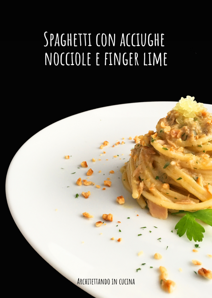 Spaghetti con acciughe nocciole e fingerlime