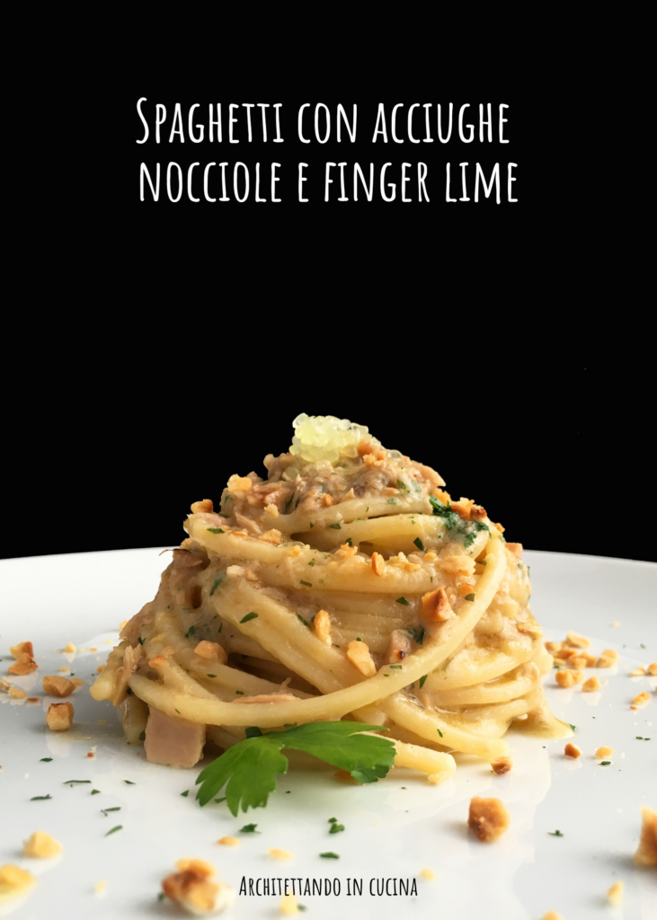 Spaghetti con acciughe nocciole e finger lime