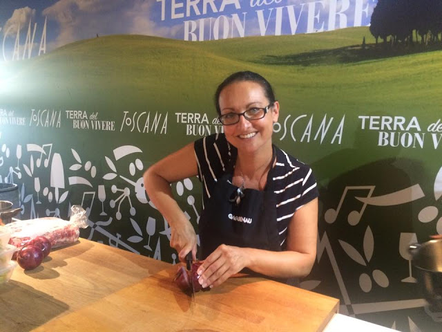 Sabrina Fattorini al Fuori Expo 2015
Arista di cinta senese alla Vernaccia, cipolle di Certaldo e crema allo zafferano di San Gimignano - Expo 2015