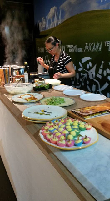 Sabrina Fattorini al Fuori Expo 2015
Arista di cinta senese alla Vernaccia, cipolle di Certaldo e crema allo zafferano di San Gimignano - Expo 2015